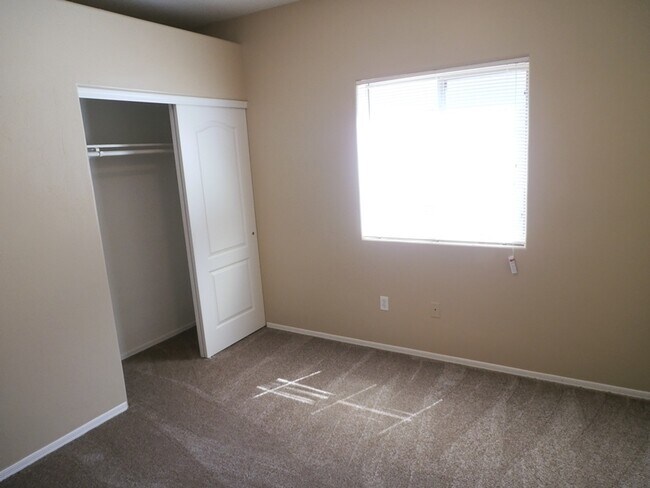 Building Photo - 4 Bedroom Vail Single story with 2 car garage