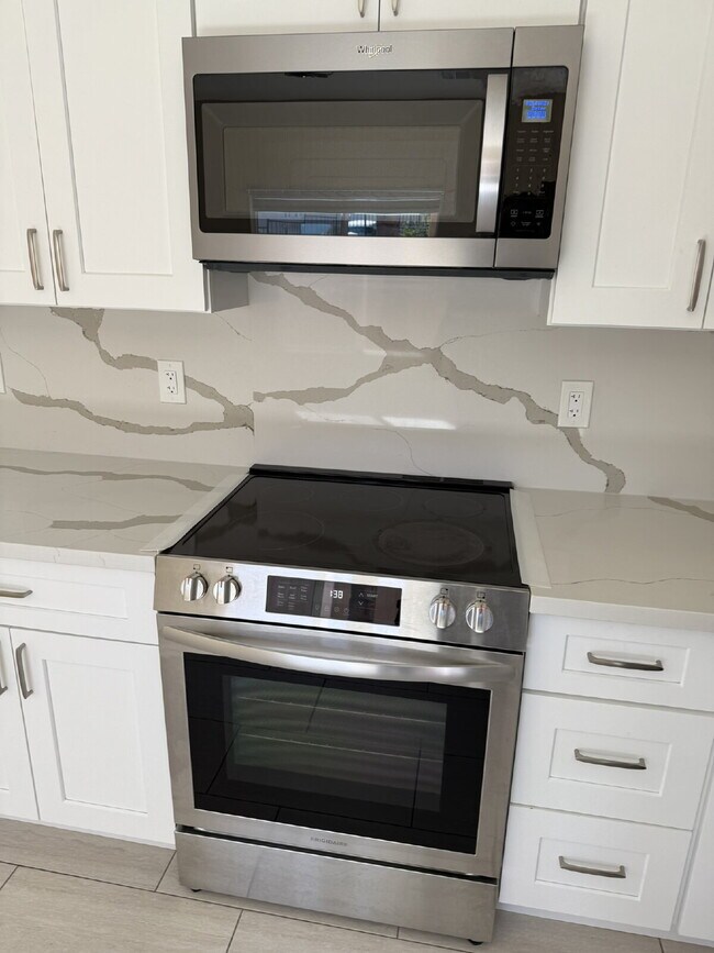 Building Photo - Beautifully finished 2024 ADU in the Victo...