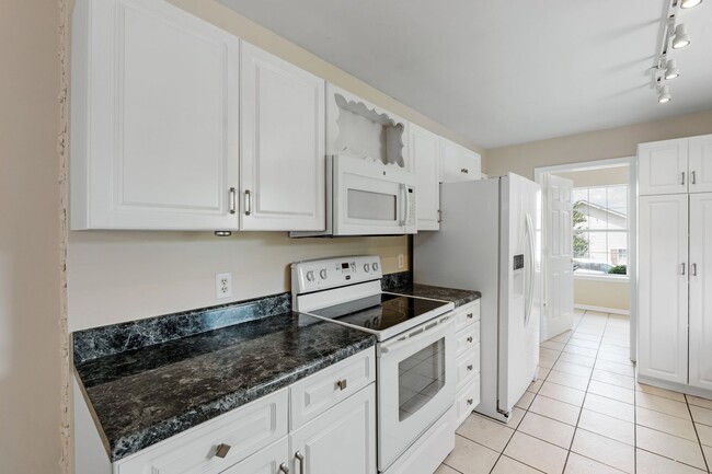 Building Photo - Spacious 3 Bedroom Home Near Downtown Gree...