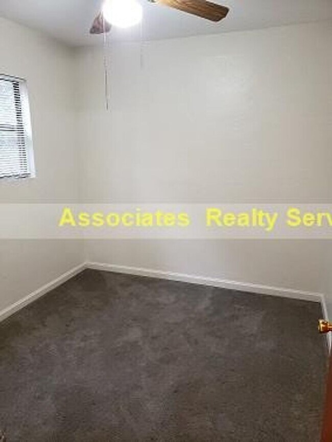 Building Photo - Sublease This Newly Renovated 2 bedroom wi...