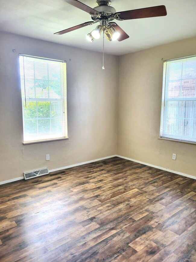 Building Photo - Updated Throughout and Move in ready!!!
