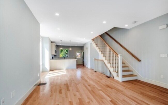 Building Photo - 37 Bacon St