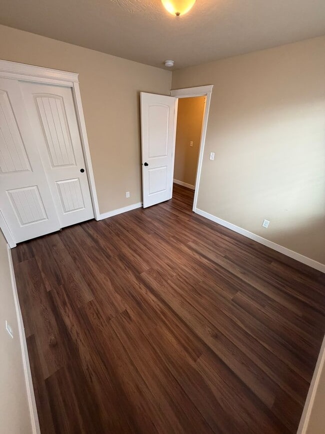 Building Photo - Must See 4 Bedroom! ** MOVE IN SPECIAL**