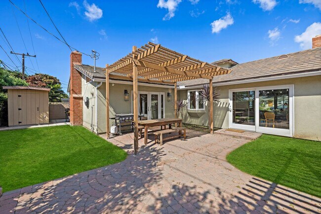 Building Photo - Beautifully Remodeled Rossmoor Home in a P...