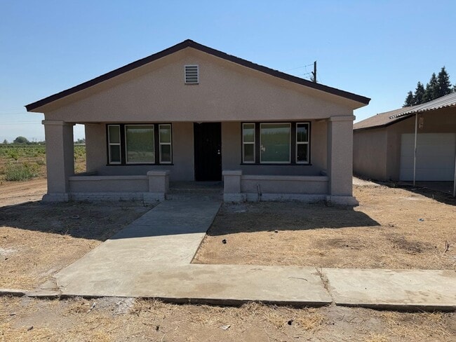 Primary Photo - Country Home