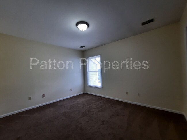 Building Photo - Shandon Oaks Townhome