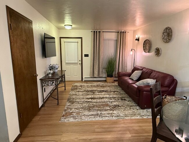 Building Photo - Green House