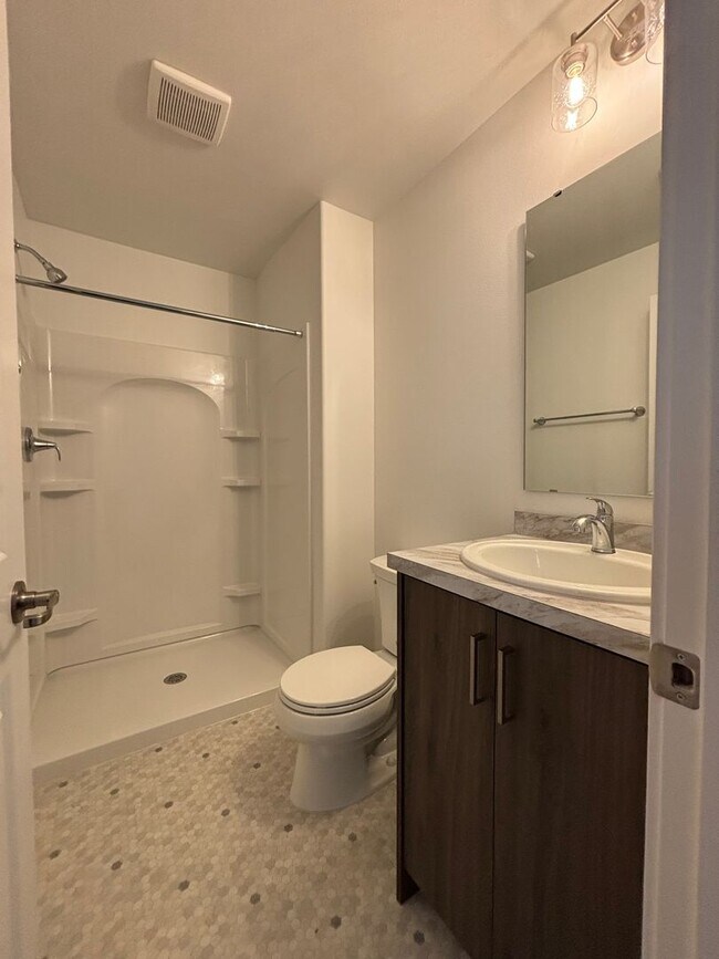 Building Photo - 3 Bed 3 Bath Townhome