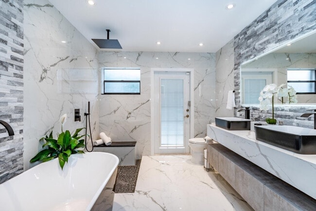 Building Photo - 830 SW 14th Ct