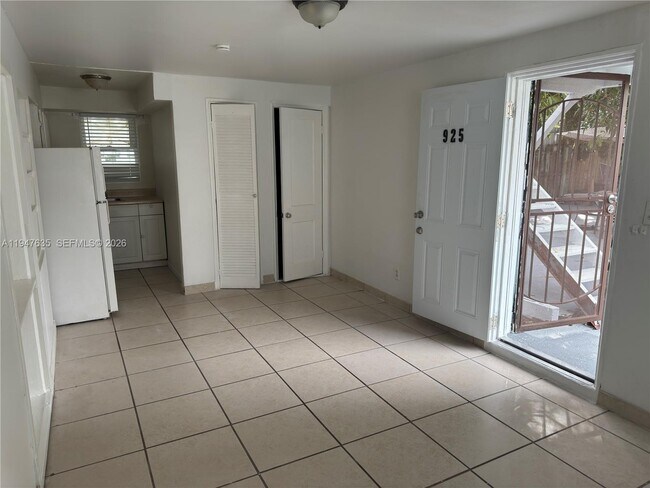 Building Photo - 921 N 17th Ct