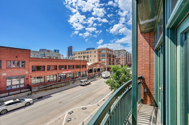 Building Photo - $2,500 - 1 Bed 1 Bath Condo with Central A...