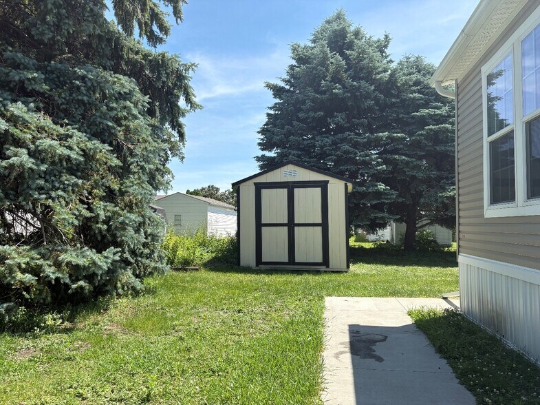 Building Photo - 327 Green Park Cir