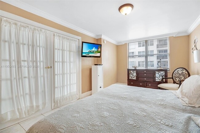 Building Photo - 6039 Collins Ave