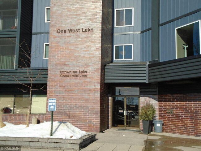 Building Photo - 1 W Lake St