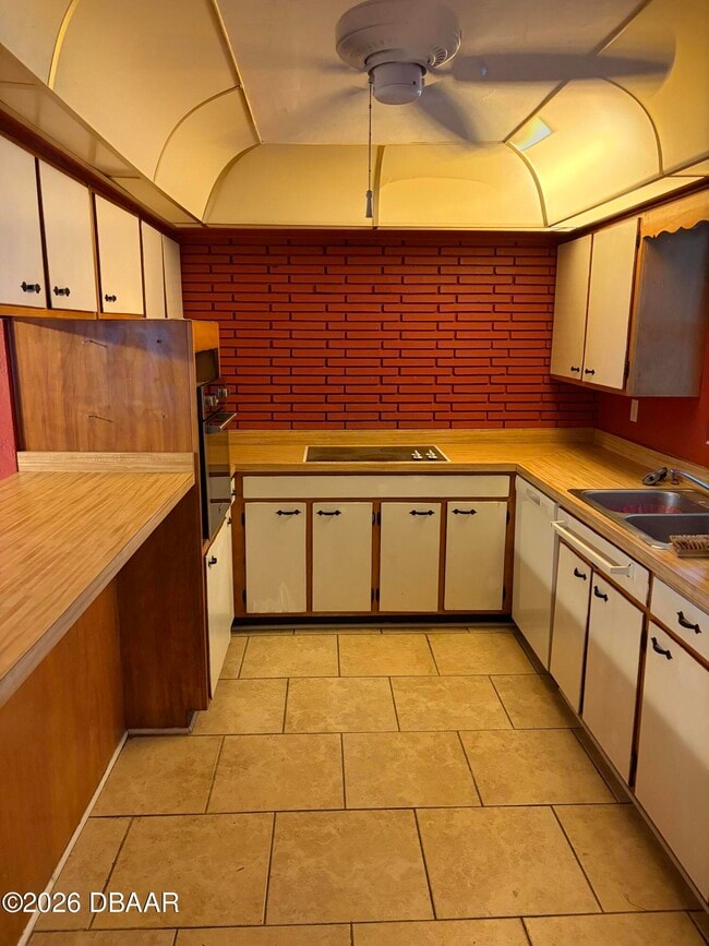 Building Photo - 2537 Coral Way W