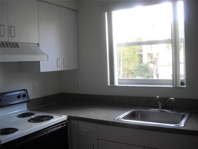 Building Photo - 751 N Pine Island Rd