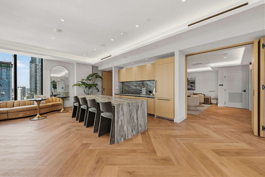 Building Photo - 121 NE 5th St