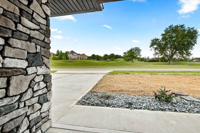 Building Photo - 145 Crooked Creek Dr