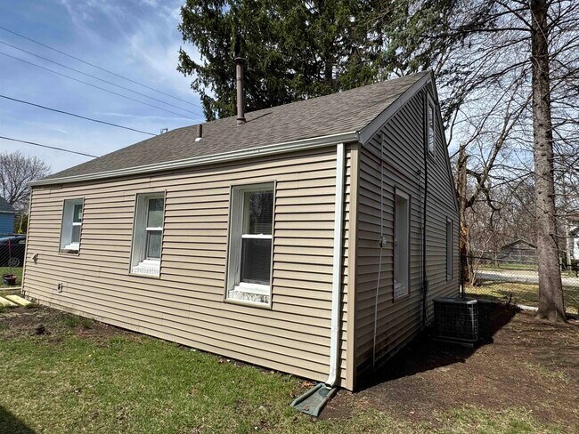 Building Photo - 2824 School St