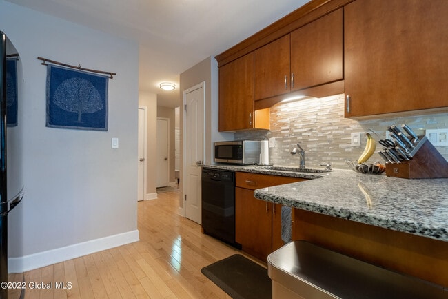 Building Photo - 3 Deerwood Ct