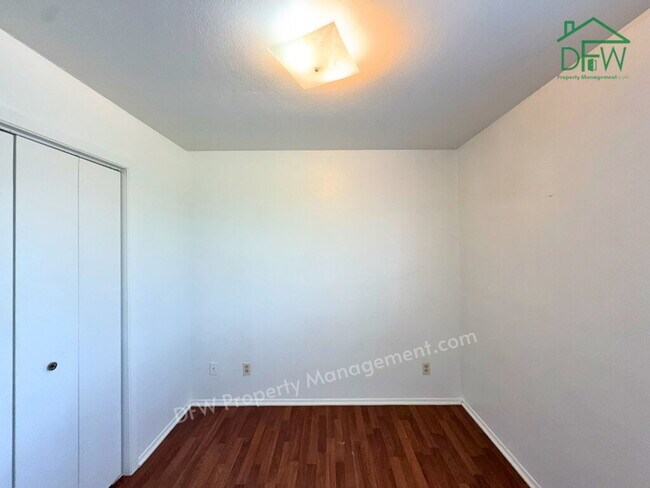 Building Photo - 807 W Walnut St