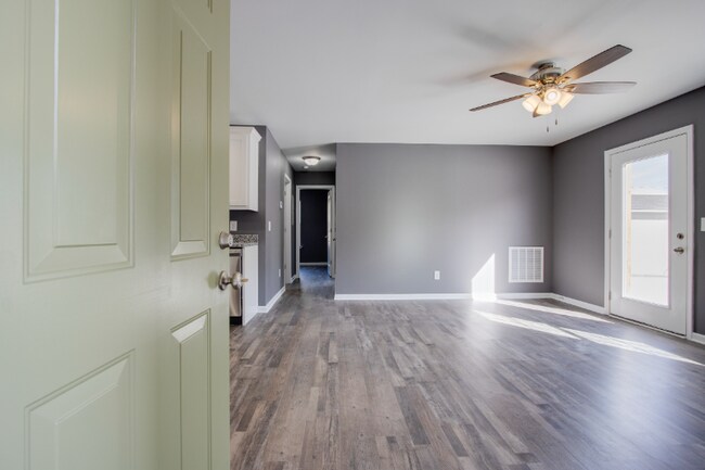 Building Photo - 138 Main St N