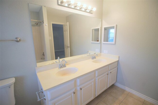Building Photo - 3323 Hidden Creek Dr