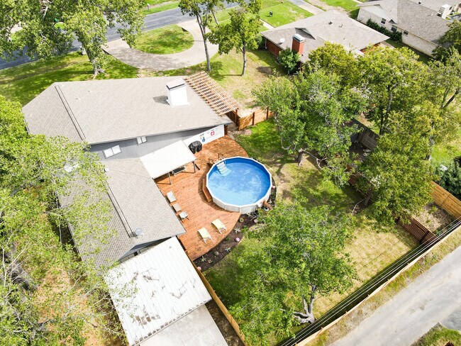Building Photo - 313 Melorine Dr