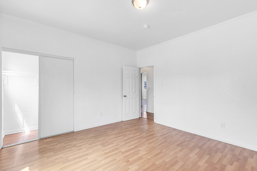 Building Photo - 321 E 84th St