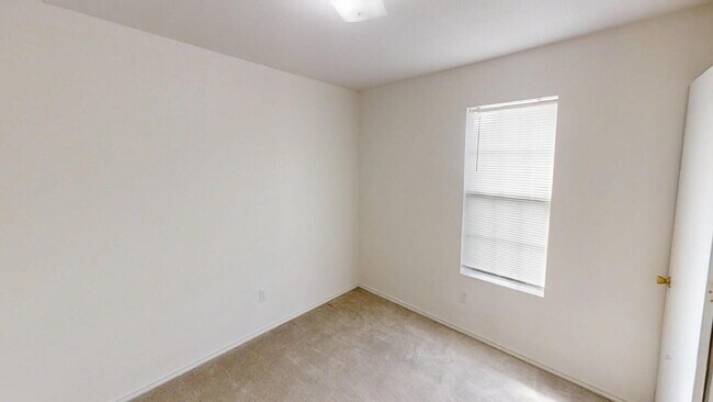 Building Photo - This spacious 4 bedroom, 2 bathroom home is waiting for you!