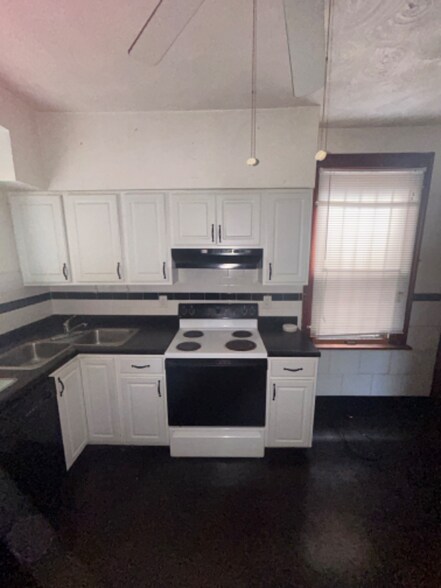 Building Photo - 4564 Emerson Ave