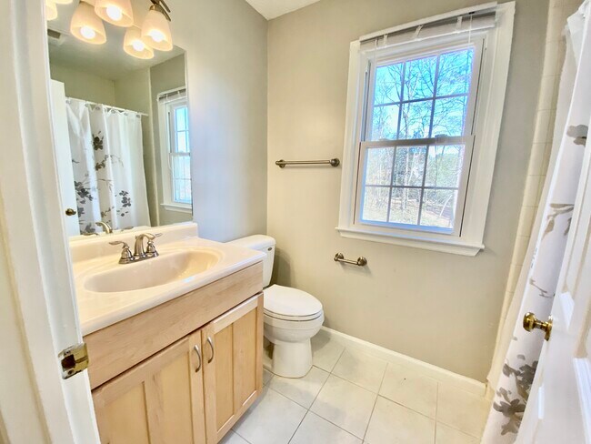 Hallway full bathroom - 2160 Heritage Trace Ln