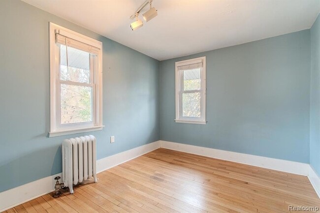 Building Photo - 613 E Lincoln Ave