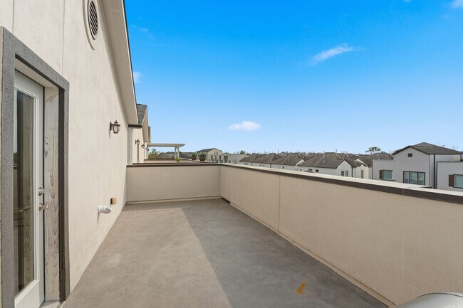 Building Photo - 904 W 18th St