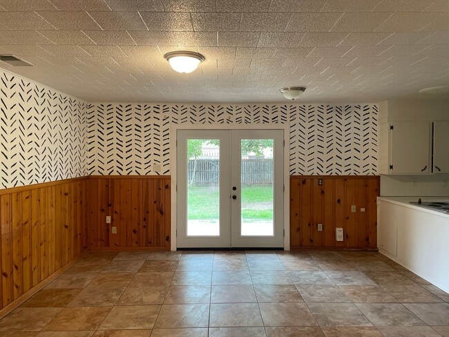 Building Photo - 3 bed, 2 living, 2 bath, 2 car garage