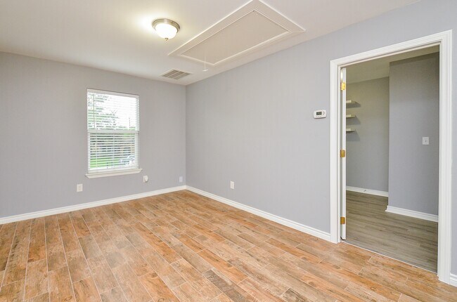 Building Photo - 303 Vincent St
