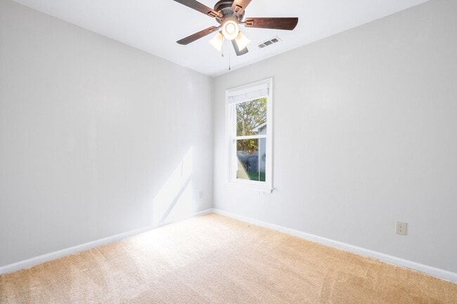 Building Photo - Beautiful 3 bedroom 2 bath house w/attached garage.