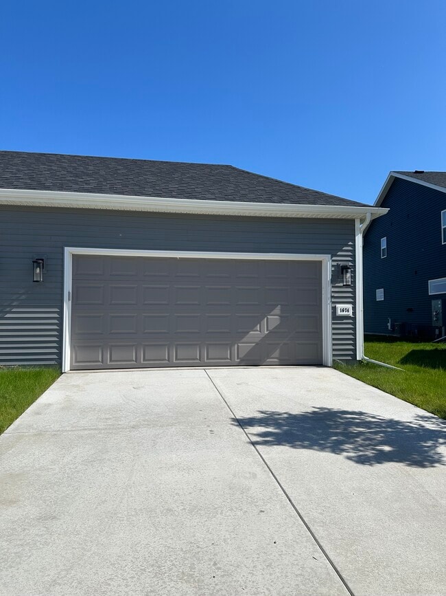 Building Photo - 1674 Happy Trails Rd