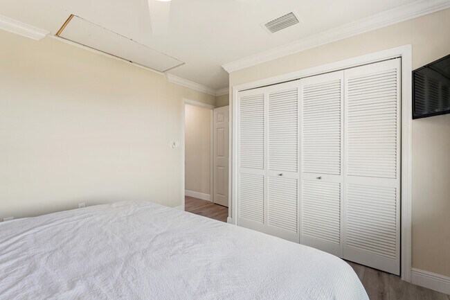 Building Photo - 5300 Jimmy Buffett Mem Hwy