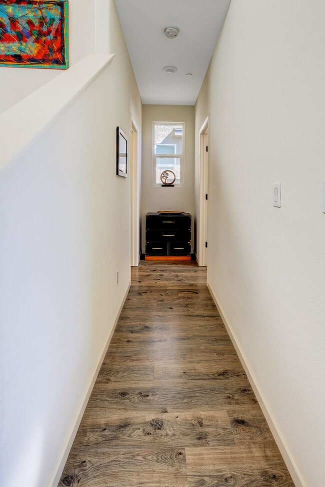 Building Photo - Beautiful 2 story Home for rent in Visalia...