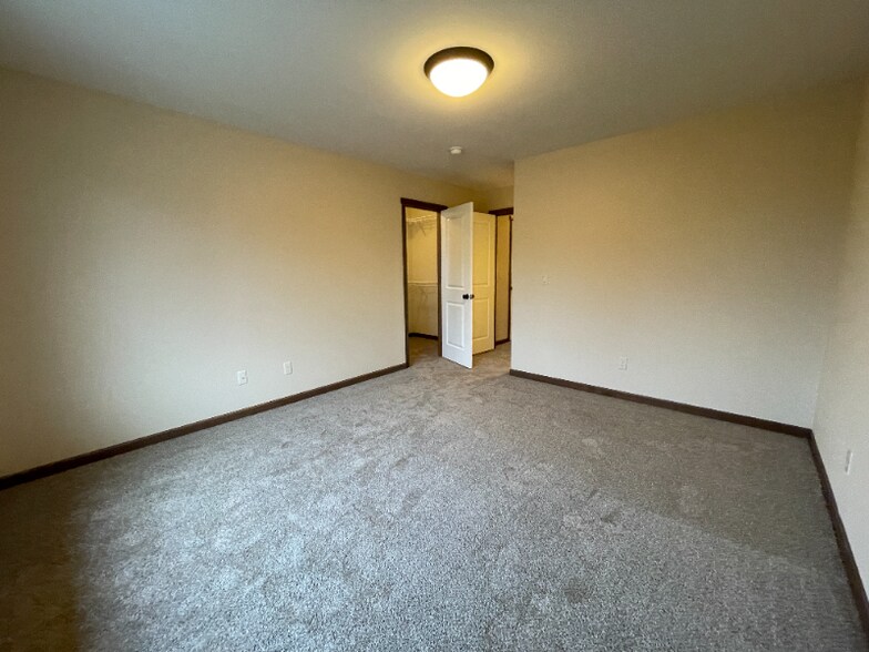 Building Photo - 1013 SW Juniper Gdns Ln