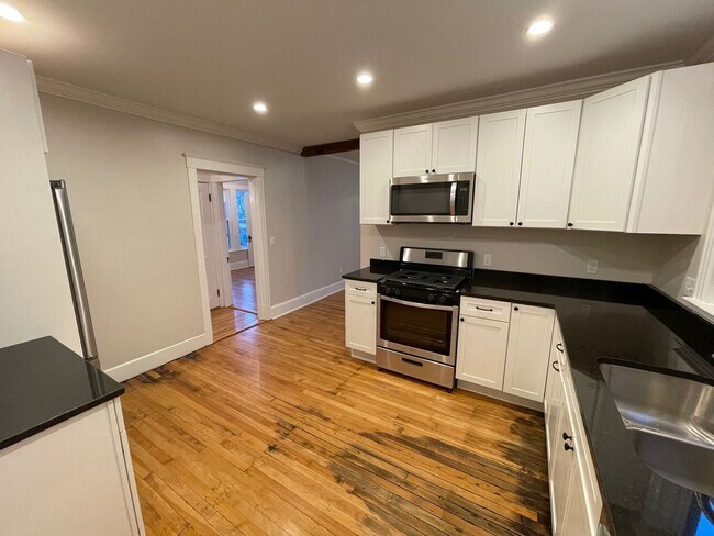 Building Photo - 94 Mellen St