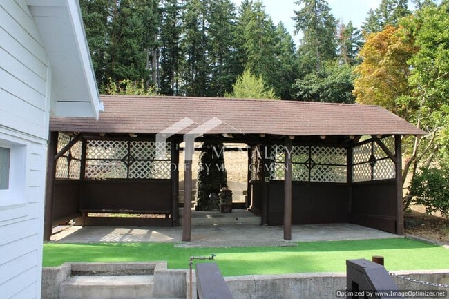Building Photo - Waterfront Cottage with Views and beach ac...