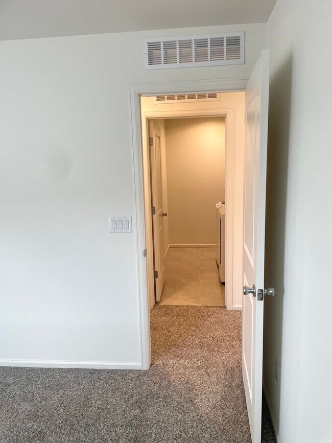 Building Photo - Beautiful 4bd 3.5 bath townhome for rent