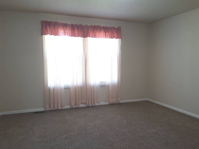 Building Photo - 3 Bedroom Single Family Home!