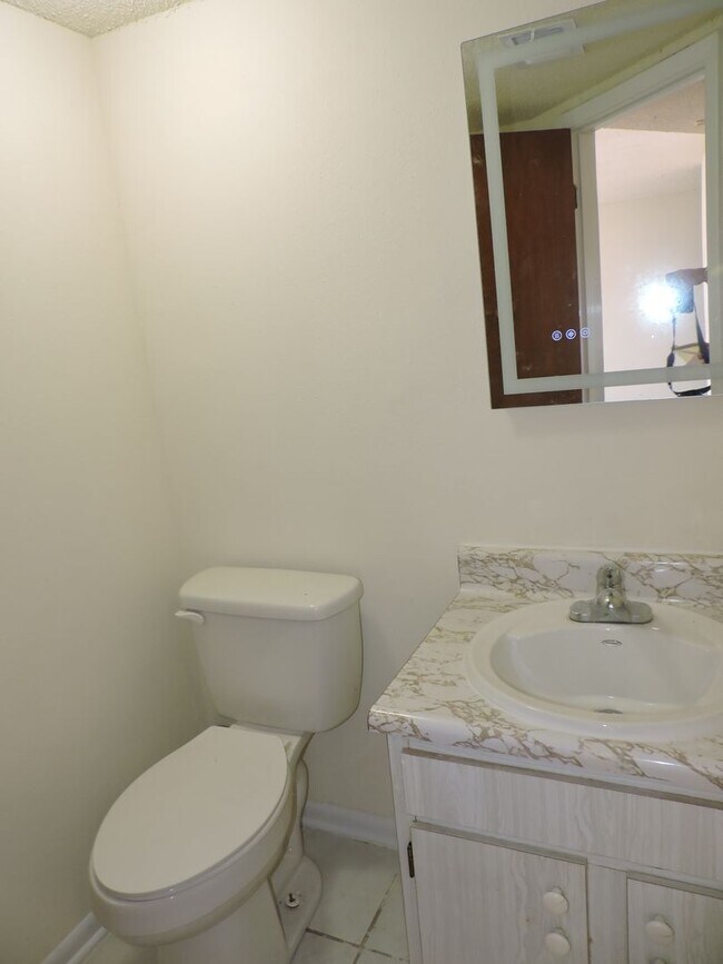 Building Photo - Convenient westside location!