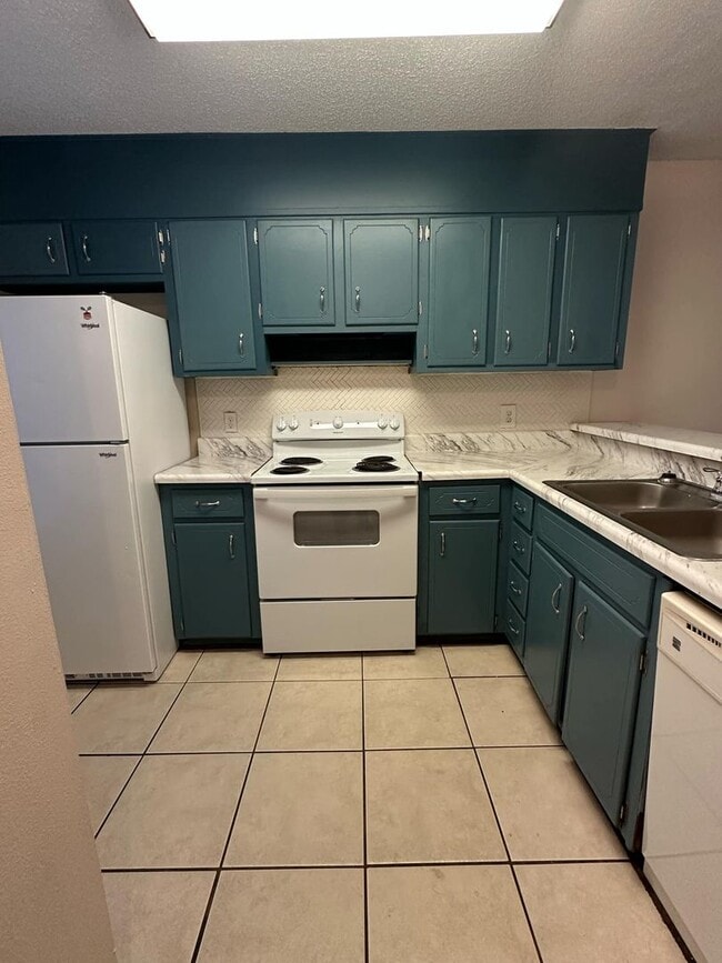 Building Photo - 2 Bed Townhouse in Central Pensacola