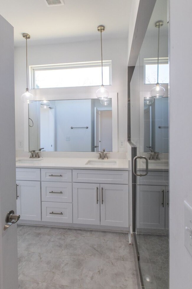 Building Photo - 3 Bed 2.5 Bath Single-Family Urban Home