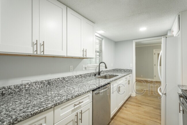 Building Photo - 508 Briar Park Ln
