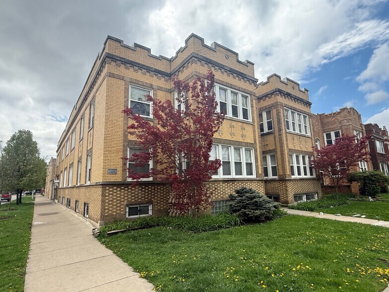Primary Photo - 3020 N Karlov Ave